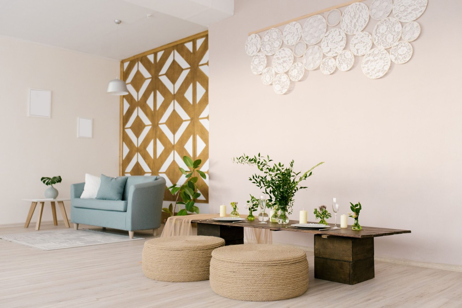 interior moderno de la sala de estar un sofa azul y una mesa baja cerca de una pared de madera geometrica(1)